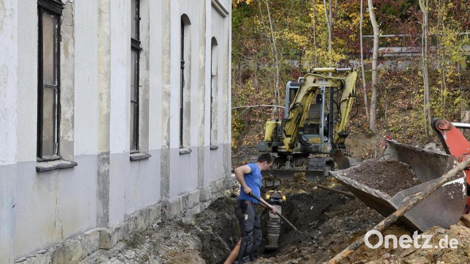 Der Verein Amberger Kaolinbahn hat den alten Lokschuppen auf Vordermann gebracht. Es ist der erste Schritt in Richtung eines eigenen Eisenbahnmuseums. Bild: Petra Hartl