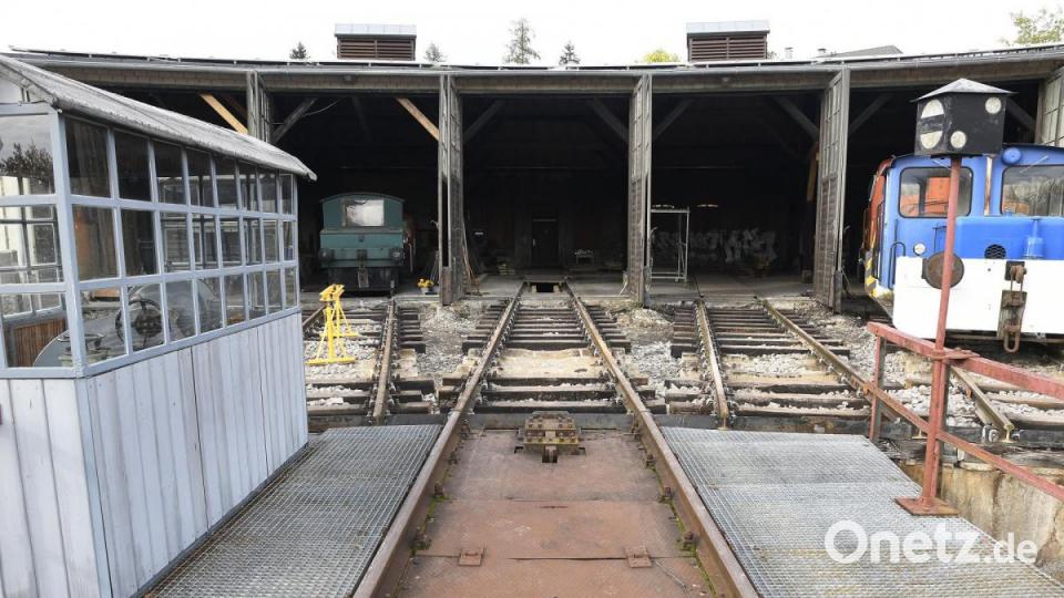Der Verein Amberger Kaolinbahn hat den alten Lokschuppen auf Vordermann gebracht. Es ist der erste Schritt in Richtung eines eigenen Eisenbahnmuseums. Bild: Petra Hartl