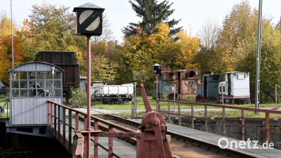 Der Verein Amberger Kaolinbahn hat den alten Lokschuppen auf Vordermann gebracht. Es ist der erste Schritt in Richtung eines eigenen Eisenbahnmuseums. Bild: Petra Hartl