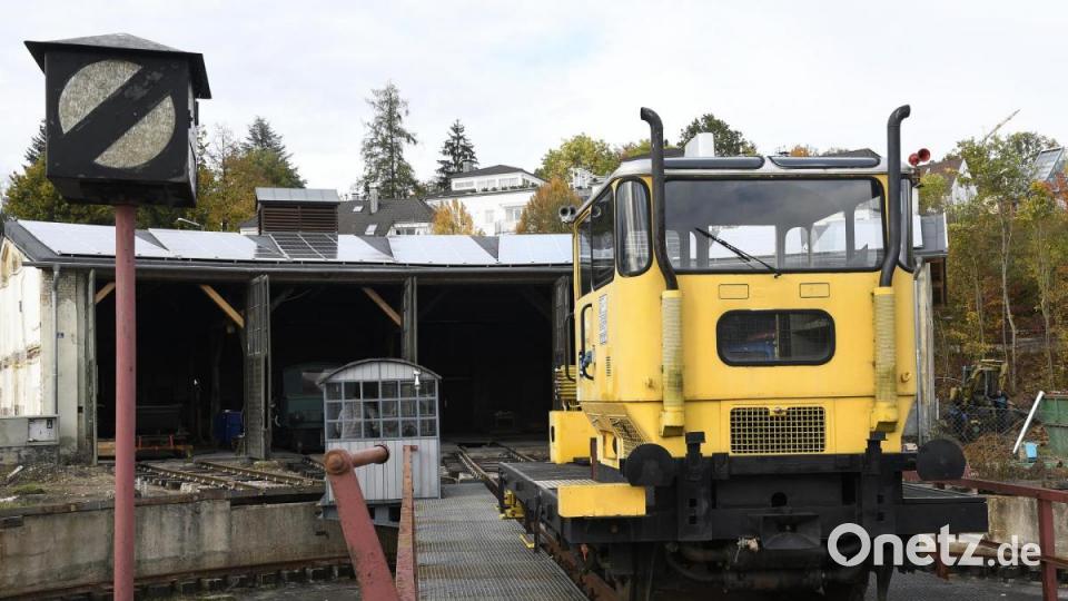 Der Verein Amberger Kaolinbahn hat den alten Lokschuppen auf Vordermann gebracht. Es ist der erste Schritt in Richtung eines eigenen Eisenbahnmuseums. Bild: Petra Hartl
