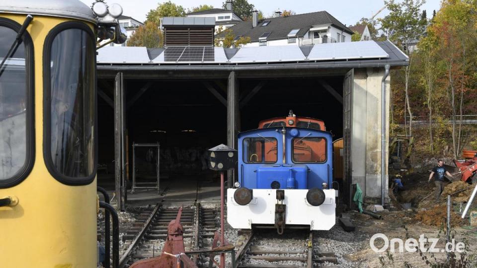 Der Verein Amberger Kaolinbahn hat den alten Lokschuppen auf Vordermann gebracht. Es ist der erste Schritt in Richtung eines eigenen Eisenbahnmuseums. Bild: Petra Hartl