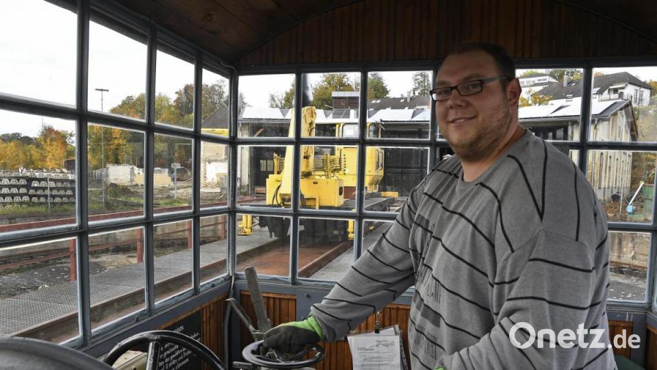 Der Verein Amberger Kaolinbahn hat den alten Lokschuppen auf Vordermann gebracht. Es ist der erste Schritt in Richtung eines eigenen Eisenbahnmuseums. Bild: Petra Hartl