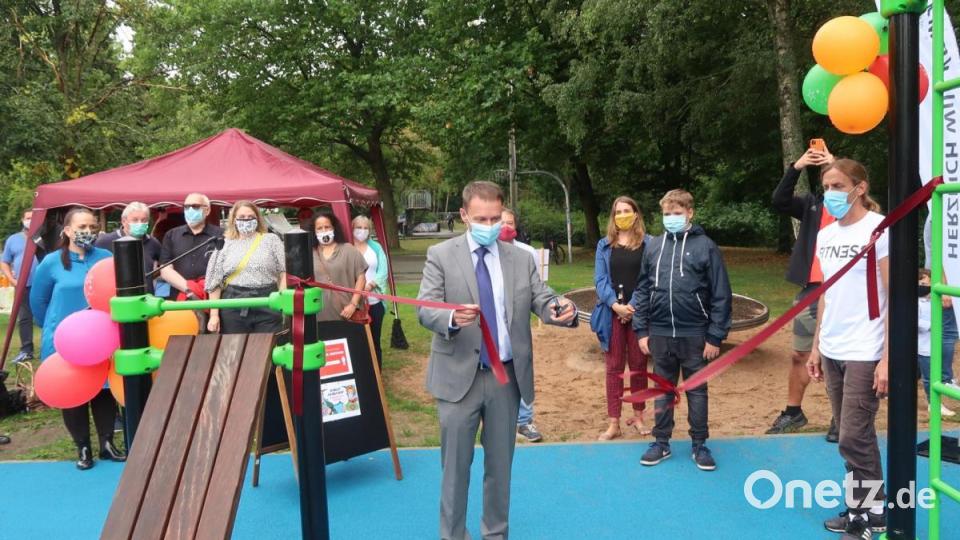 Oberbürgermeister Jens Meyer eröffnet den Sportpark. Bild: Kunz