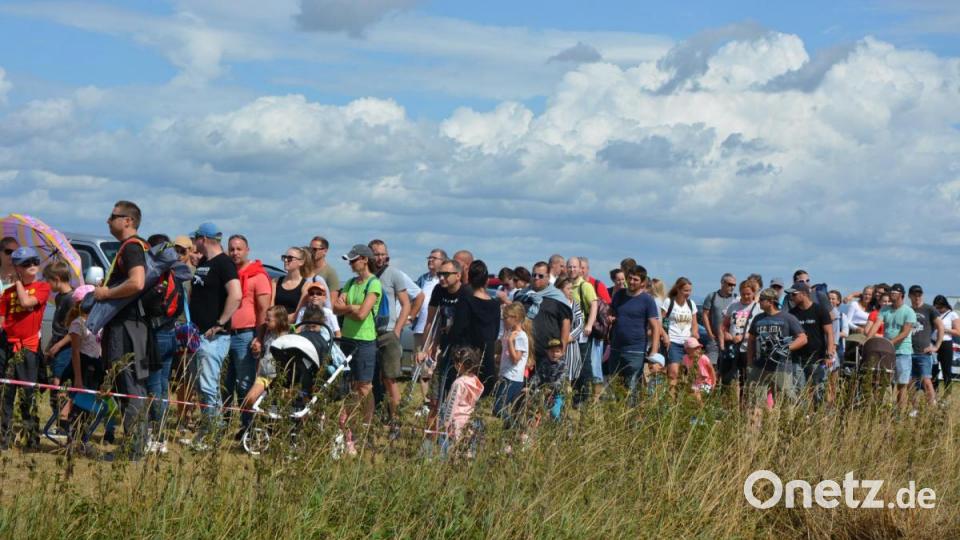 Lange Warteschlangen bildeten sich am Eingang. Bild: jr