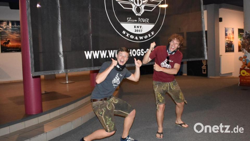 Die Brüder Thomas (links) und Julian Wittmann produzierten den Film &quot;Ausgrissen! In der Lederhose nach Las Vegas&quot;. Zu ihrer Promotour kamen sie ins Cineplanet nach Tirschenreuth. Hinter den beiden hängt ein Banner der &quot;Wild Hogs Stoawold&quot;. Bild: lue