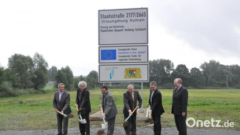10 Jahre Spatenstich Ortsumgehung Kulmain-Süd: Im Bild (von links) MdL Dr. Karl Vetter (FW), Landrat Wolfgang Lippert, Innenstaatssekretär MdL Gerhard Eck, Bürgermeister Günter Kopp, MdL Tobias Reiß (CSU), Hermann Gläser, Leiter des Staatlichen Bauamtes Amberg-Sulzbach. Archivbild: ak