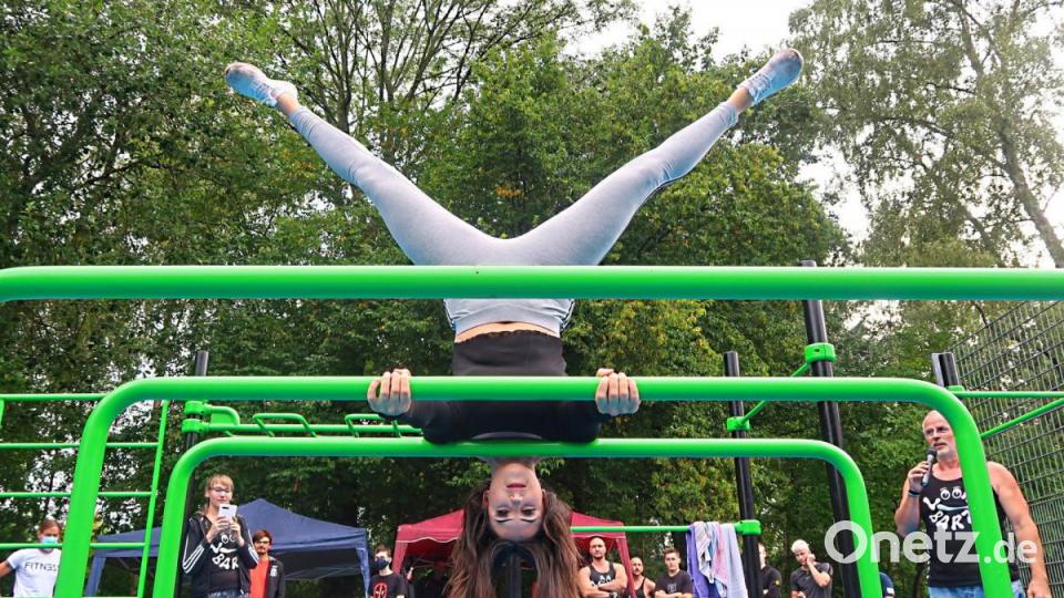 Bitte nachmachen. Eine Sportlerin aus der Riege der &quot;Loony Bars&quot;. Bild: Kunz