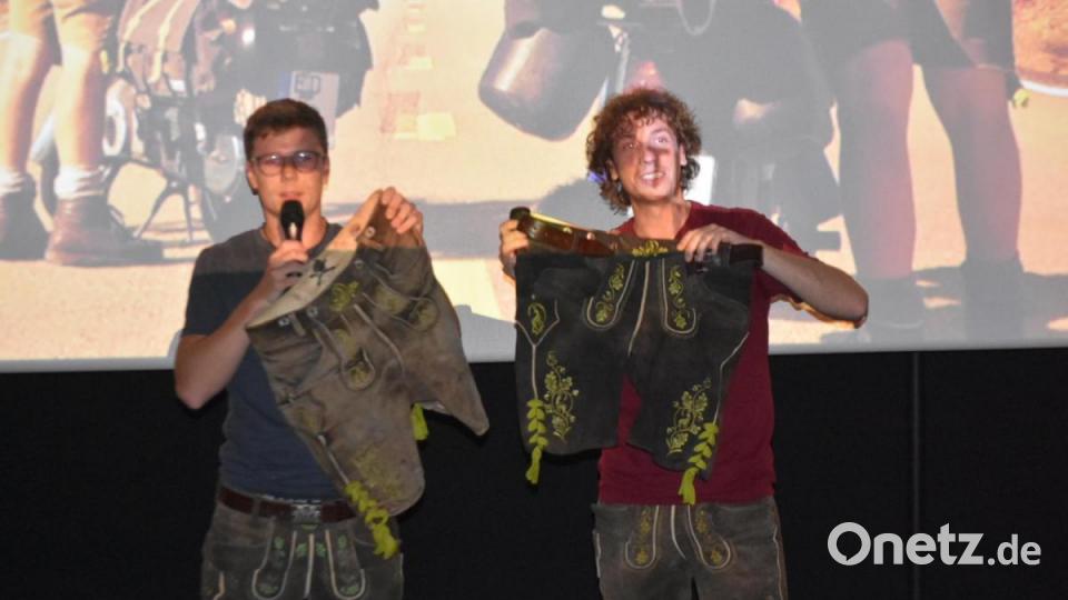 Thomas (links) und Julian Wittmann haben als Anschauungsstücke zwei Lederhosen im Gepäck. Die linke ist neu, die rechte hat drei Monate Fahrt auf dem Moped hinter sich. Bild: lue