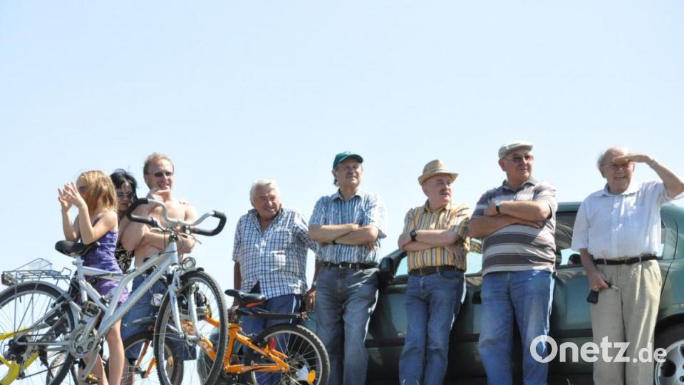 10 Jahre Spatenstich Ortsumgehung Kulmain-Süd: Kulmainer Bürger und Zaungäste bei der Verkehrsfreigabe. Archivbild: ak