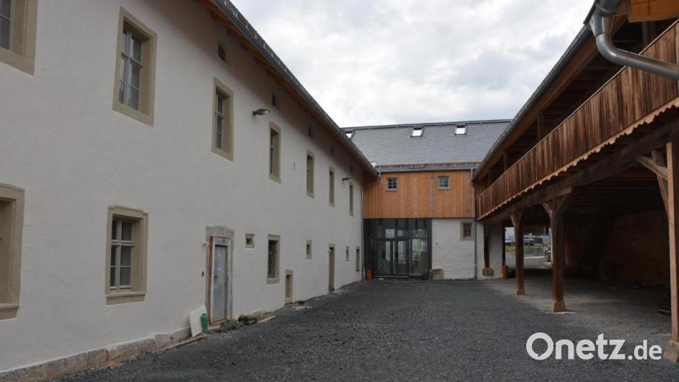 Blick in das neue Info- und Begegnungszentrum in Konnersreuth. Nicht wenige staunen, was aus dem ehemaligen landwirtschaftlichen Anwesen geworden ist. Bild: jr