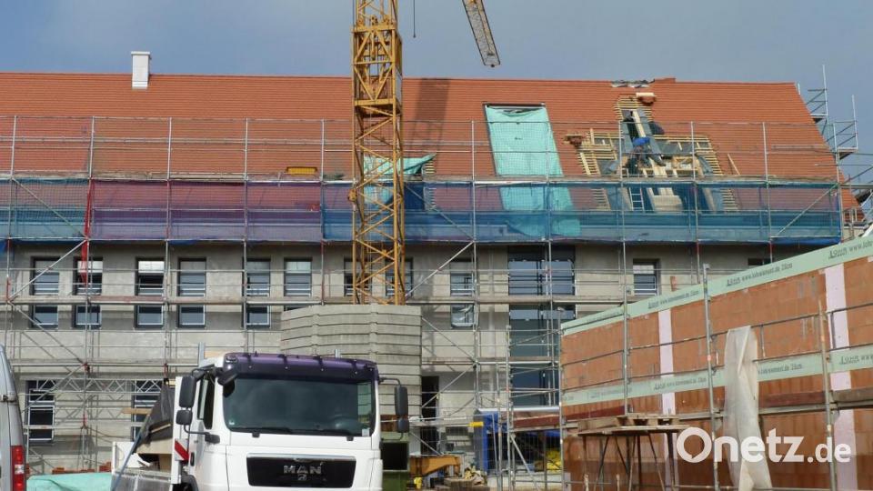 Der Einbau der Gauben wurde schließlich Mitte März 2015 noch möglich, um das Dachgeschoss für eine Zahnarztpraxis nutzen zu können. Archivbild: Portner