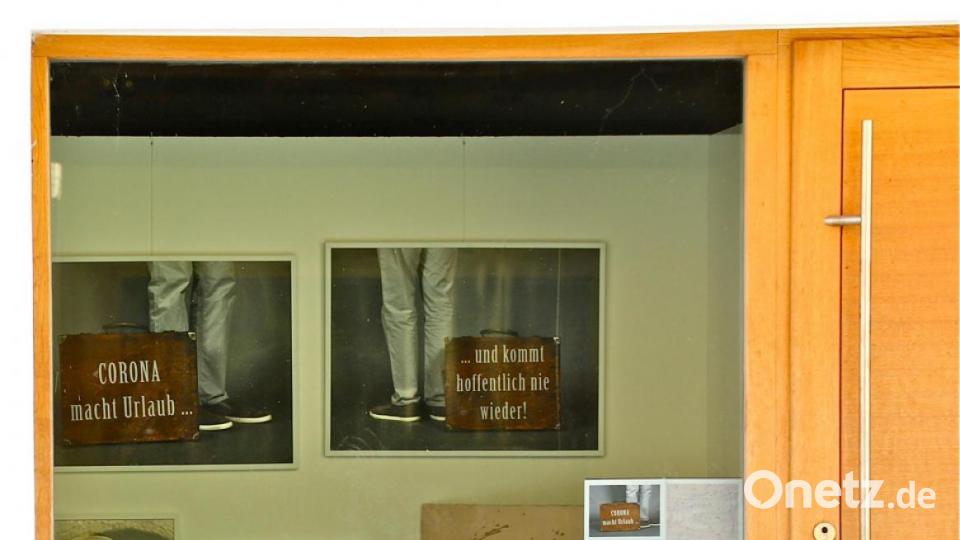 Das neue Kunsthaus-Schaufenster regt zum Nachdenken über das Leben der Menschheit mit der Pandemie ein. Bild: ubb