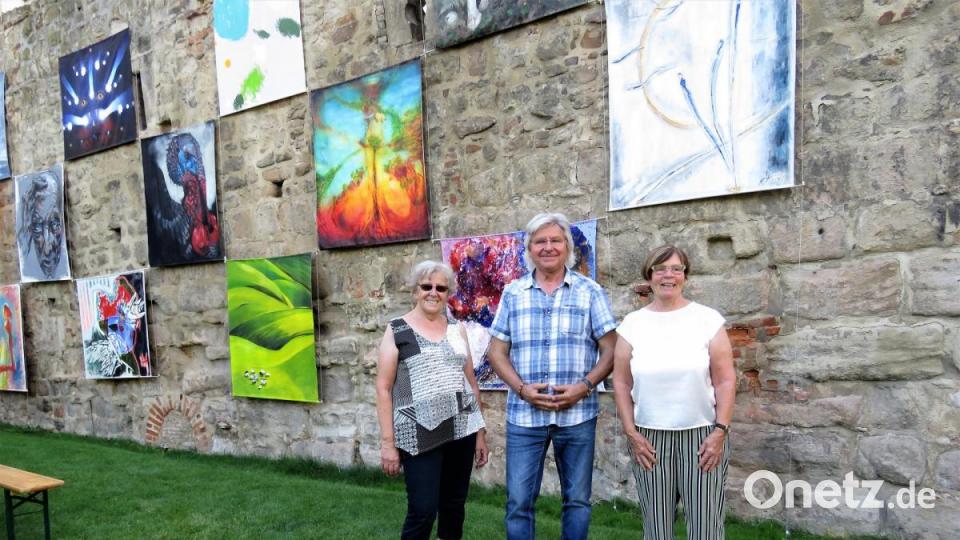 Gerda Moser, Tom Brankovic und Elisabeth Wegmann vom OKV (v. li.) haben sich sehr gefreut, als Teilnehmer für die 13. Ausstellung "Farbe auf der Straße" in Pilsen nominiert worden zu sein. Bild: ubb