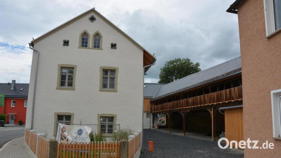 Blick auf das neue Info- und Begegnungszentrum in Konnersreuth. Nicht wenige staunen, was aus dem ehemaligen landwirtschaftlichen Anwesen geworden ist. Bild: jr