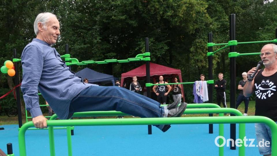 Markus Braun aus Marktredwitz (rechts) zeigt sich tief beeindruckt von der sportlichen Leistung des Weidener Stadtrats Karl Schmid. Bild: Kunz