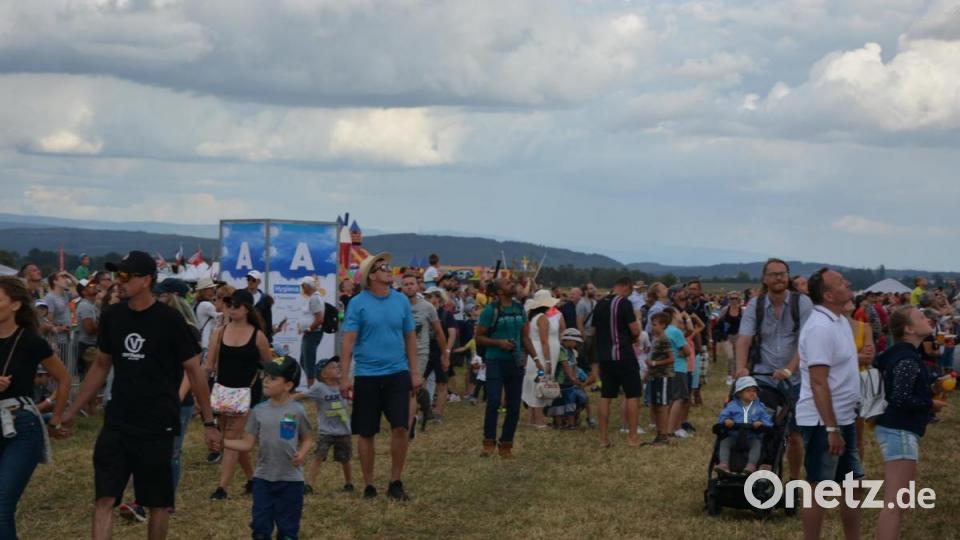 Trotz Corona war Volksfeststimmung am Egerer Flughafen. Bild: jr