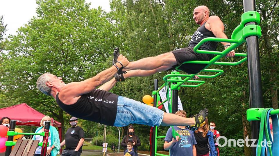 Die Jungs von den &quot;Loony Bars&quot; aus Marktredwitz zeigen, was man im Calisthenics-Park so alles anstellen kann. Bild: Kunz