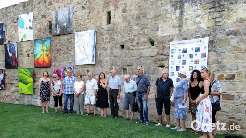 Die OKV-Künstler Gerda Moser, Tom Brankovic und Elisabeth Wegmann (2., 3. und 4. v. li.) präsentieren gemeinsam mit weiteren Oberpfälzer Künstlern und den Mitgliedern der Union Bildender Künste Pilsen noch bis 31. August ihre Werke an der Mauer in der sogenannten "Baulücke" in der Innenstadt von Pilsen. Bild: ubb