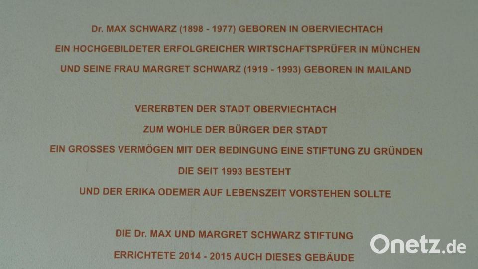 Diese Tafel in der Passage weist auf die Stiftung hin. Bild: Portner