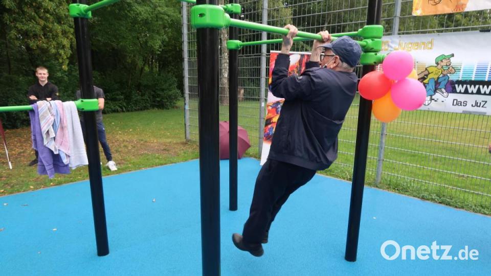 Erich Kummer (83) demonstriert anhand von Klimmzügen, wie fit er noch ist. Bild: Kunz