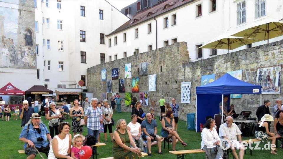 Ein ganz besonderer Ort für Kunstpräsentation: Im Freien folgten die Künstlerinnen und Künstler sowie deren Freunde und Familien den Festreden der Ehrengäste. Bild: ubb