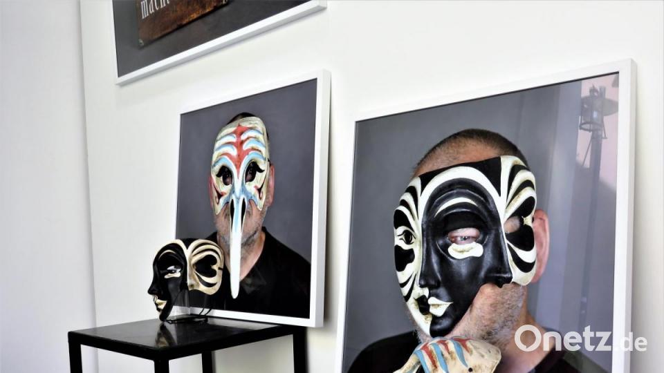 Fotograf Jürgen Klein hat sich die Masken selbst aufgesetzt. Damit will er ausdrücken, was Corona mit ihm und allen anderen Menschen macht: Plötzlich sind wir nur noch "Masken", dahinter erst verbirgt sich der Mensch. Bild: ubb