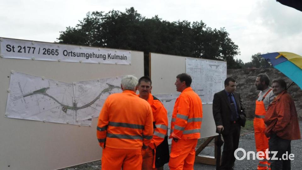 10 Jahre Spatenstich Ortsumgehung Kulmain-Süd: Bürger informieren sich über die Planung beim Spatenstich Archivbild: ak