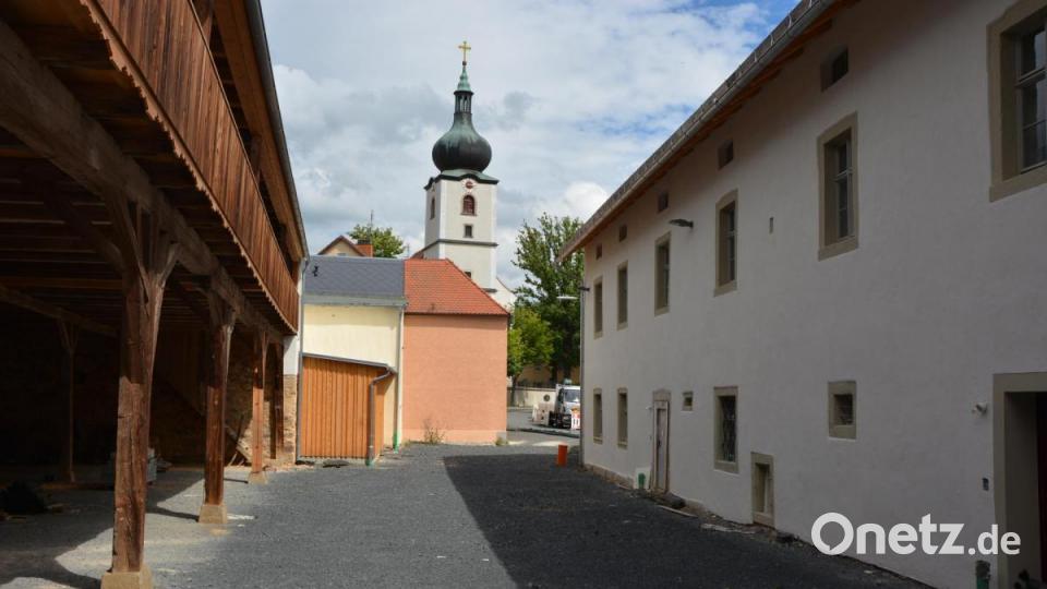 Blick vom &quot;Schafferhof&quot; aus zur Pfarrkirche. Diese Sichtachse ist allen am Bau Beteiligten sehr wichtig. Bild: jr