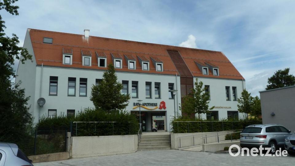 Die rückwärtige Ansicht mit Parkplatz. Bild: Portner
