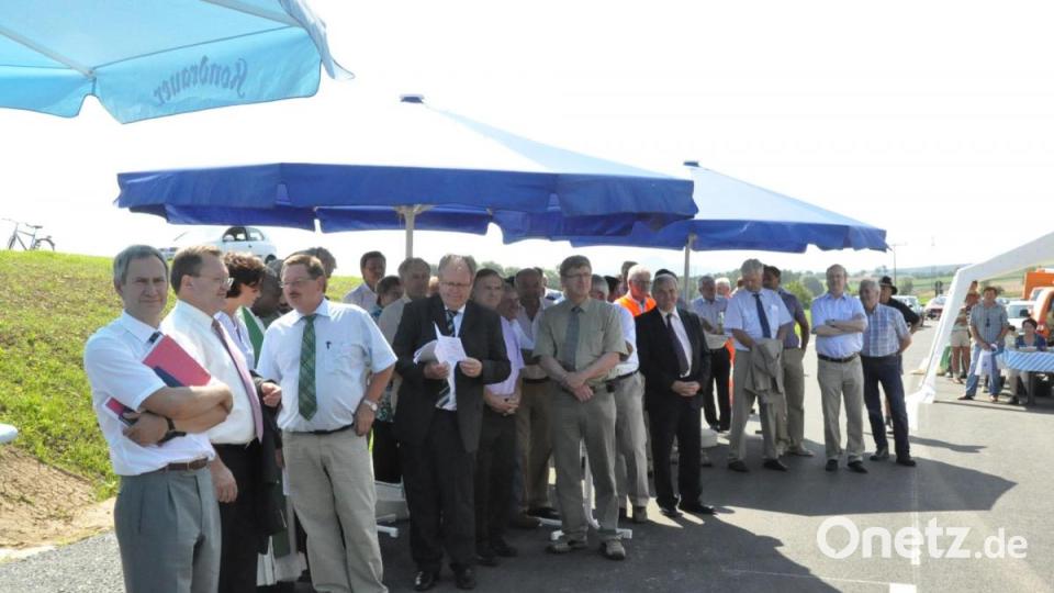 10 Jahre Spatenstich Ortsumgehung Kulmain-Süd: Prominenz und Bürger bei der Verkehrsfreigabe. Archivbild: ak
