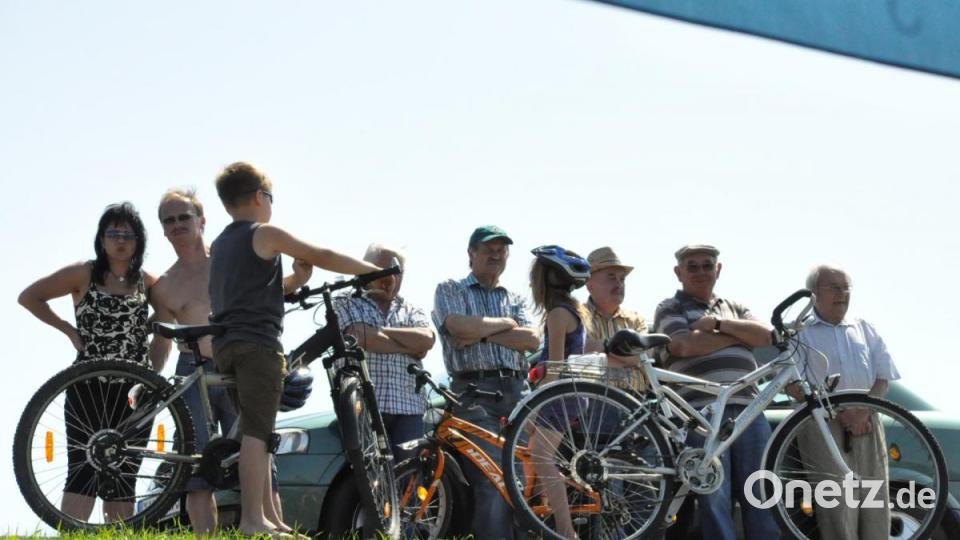 10 Jahre Spatenstich Ortsumgehung Kulmain-Süd: Kulmainer Bürger und Zaungäste bei der Verkehrsfreigabe. Archivbild: ak