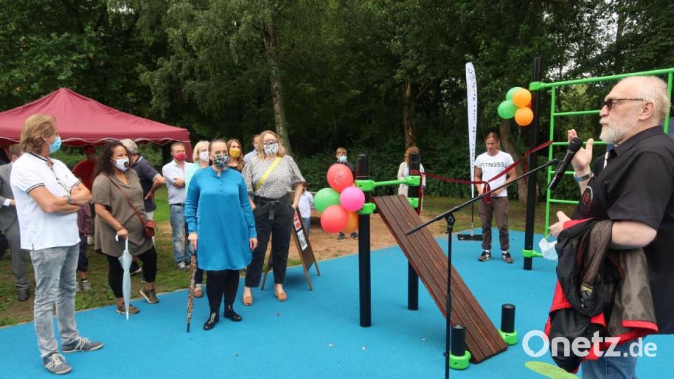 Stadtjugendpfleger Ewald Zenger bedauert, dass Unbekannte den Boden &quot;ruiniert&quot; hatten. Die Trittspuren wurden von der Herstellerfirma mit grünen Fußabdrücken überarbeitet. Bild: Kunz