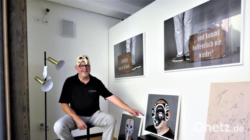 Jürgen Klein hat sich über einen längeren Zeitraum gedanklich mit Corona beschäftigt. Inzwischen hat er seine Philosophie darüber in Kunst umgesetzt, zu sehen im KuWa-Schaufenster. Bild: ubb