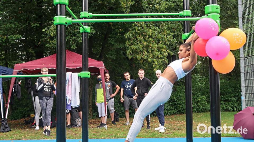 Der neue Calisthenics-Park auf dem Gelände des Weidener Jugendzentrums ist auch für Damen geeignet. Bild: Kunz