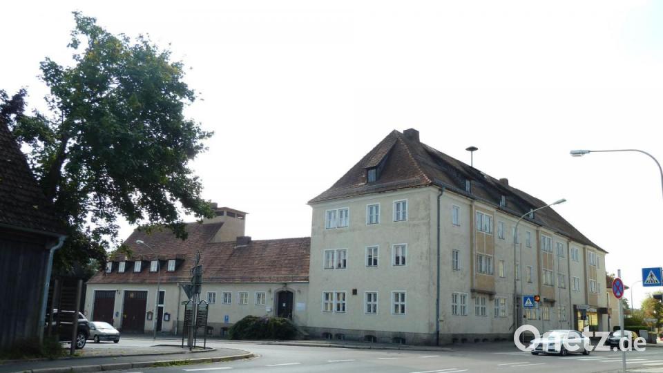 Ab 1953 prägte das „Haus der Bäuerin“ mit dem angrenzenden früheren Feuerwehrhaus (links) das Ortsbild. Archivbild: Portner