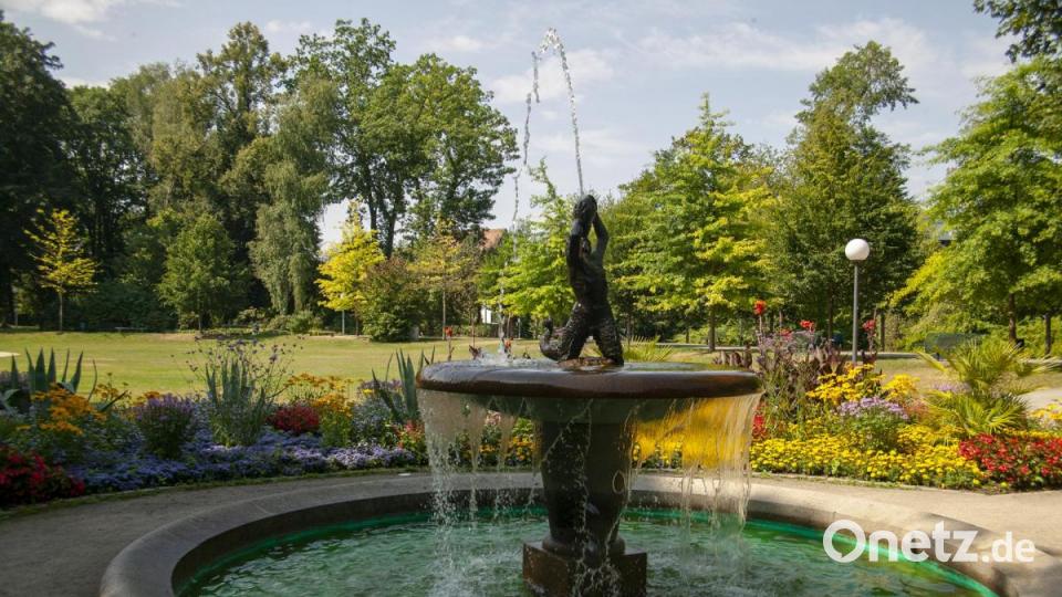 Plätscherndes Wasser, Sonnenschein: Der Brunnen macht gute Sommerlaune, auch mitten in der Krise. Bild: Peter Klein