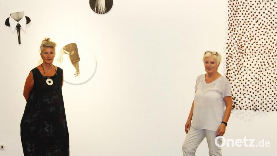 Ulrike Prusseit (links) und Charlotte Vögele führen durch eine Zeitreise und Seelenwanderung bei der Ausstellung &quot;... hinter den Spiegeln&quot;. Bild: Williamson, Dagmar
