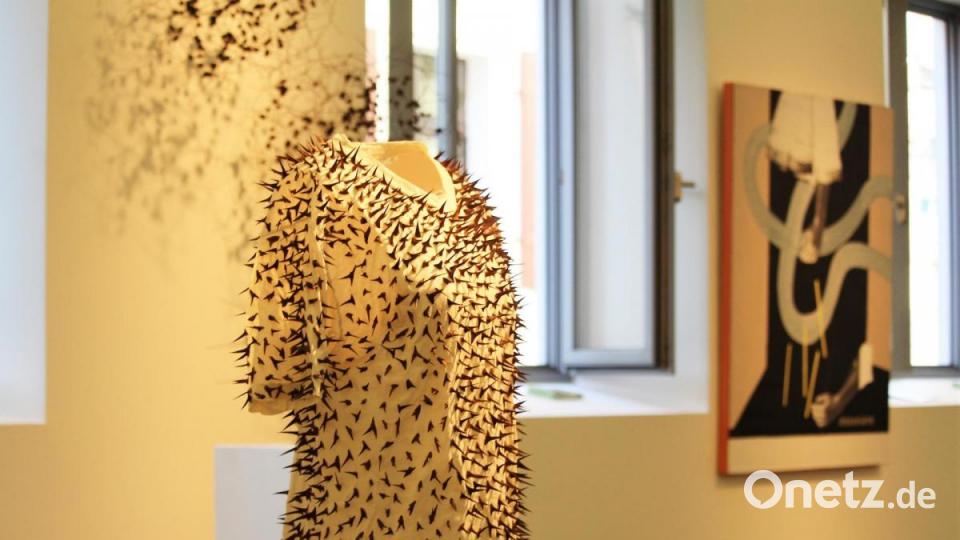 Dornen einer Akazie mit Titel &quot;Extrovertiertes Schwarz&quot; von Charlotte Vögele Bild: Williamson, Dagmar