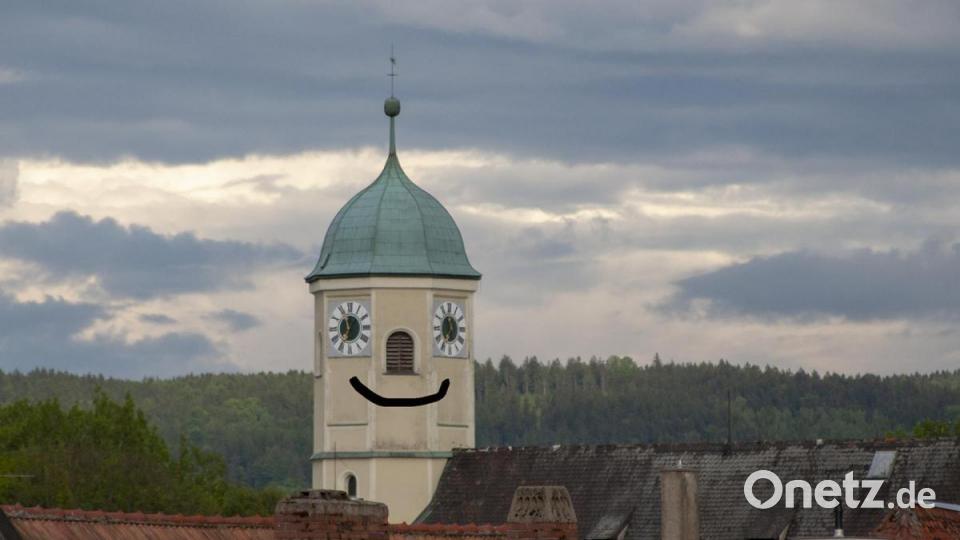 Es brauchte nur einen Strich, und schon wurde aus diesem Kirchturm ein fröhlich lächelndes Gesicht. "Das Lächeln ist ein Fenster, durch das man sieht, ob das Herz zu Hause ist", schrieb Peter Klein zu diesem Foto. Bild: Peter Klein