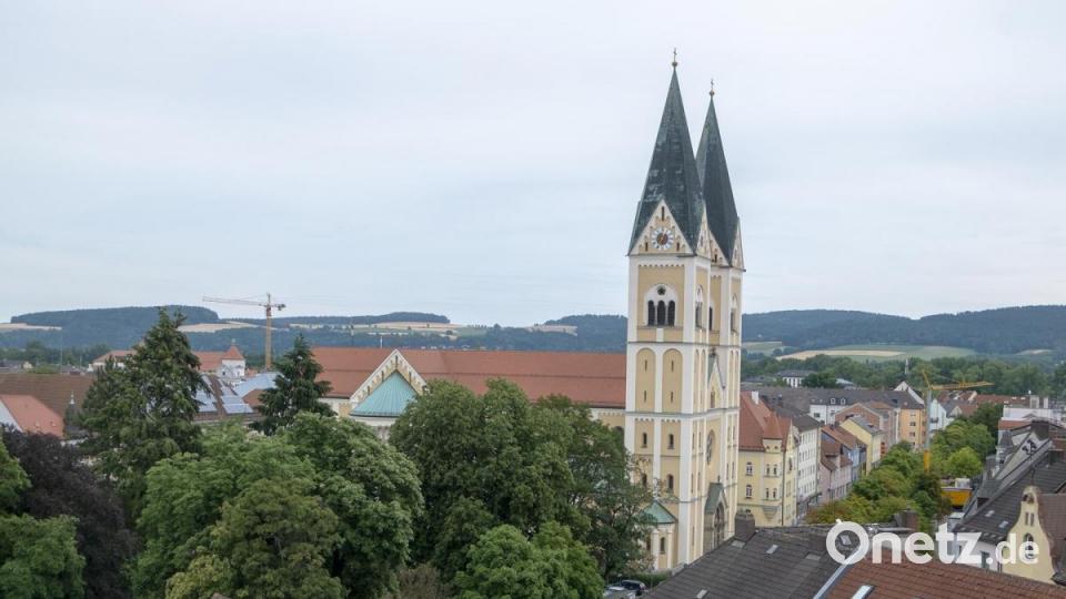 St. Josefs Türme überragen die Stadt und prägen selbst aus der Ferne das Stadtbild. Bild: Peter Klein