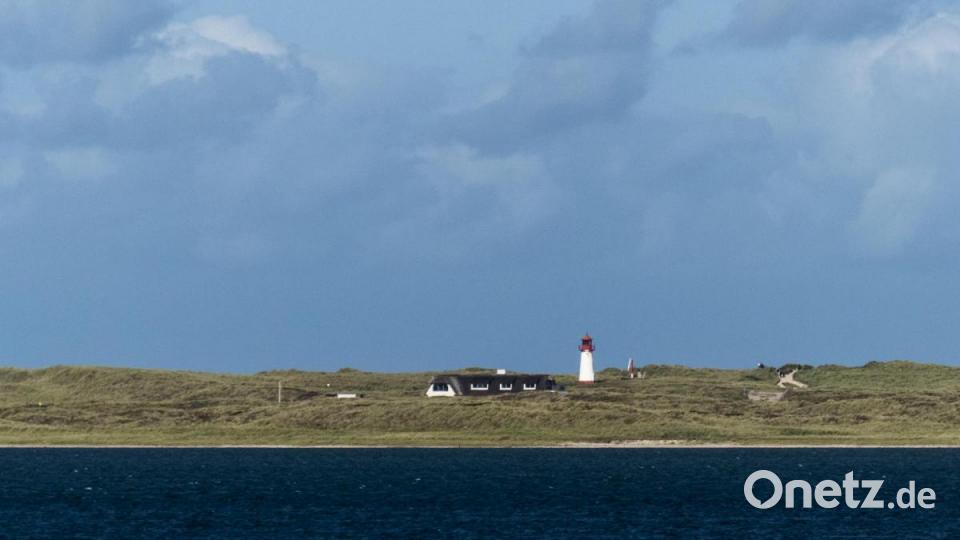 Eine Aufnahme aus Peter Kleins Sylt-Urlaub zeigt typische Eindrücke: Meer, einen Leuchtturm und ein mit Reet gedecktes Dach. "Hebe den Blick und du siehst keine Grenzen", schrieb Peter Klein dazu. Bild: Peter Klein
