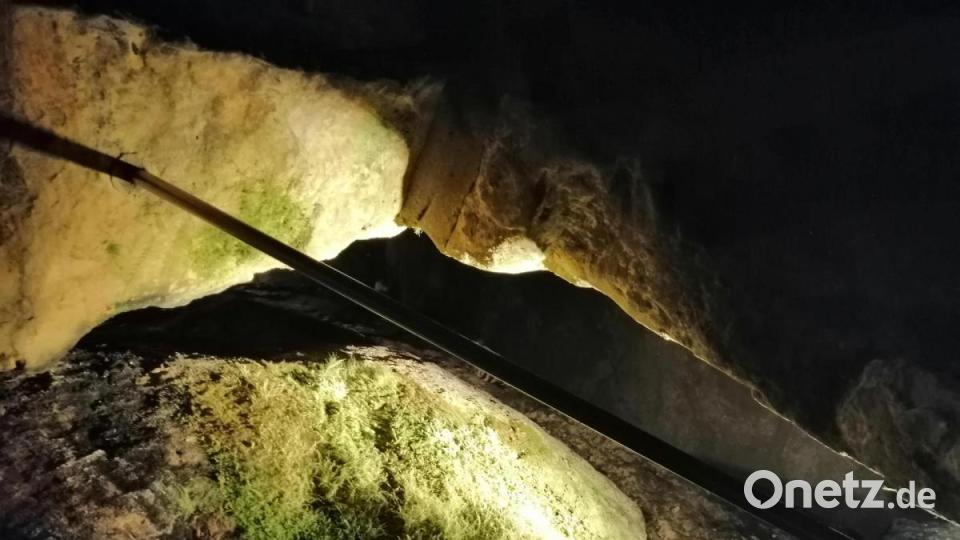 Eine der Spalten, die die Kellerräuber für ihre Zwecke genutzt haben. Manche haben sie selbst in den Felsen geschlagen, andere sind natürlich entstanden. Bild: wpt
