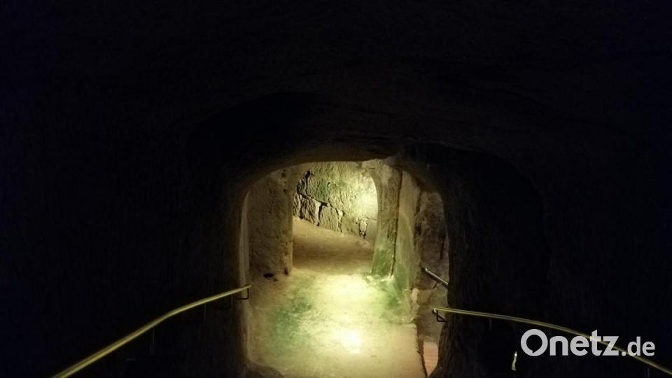 Dunkle und hell-erleuchtete Teile wechseln sich bei der Wanderung durch die Gewölbe ab. Bild: wpt