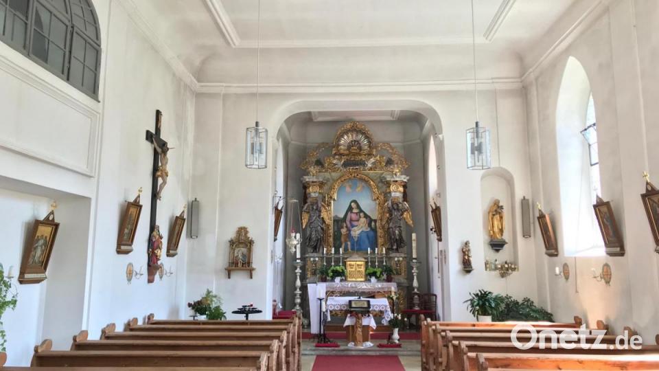 Der schlichte Innenraum der Filialkirche Neuenhammer mit dem bemerkenswerten Hochaltar. Archivbild: cr
