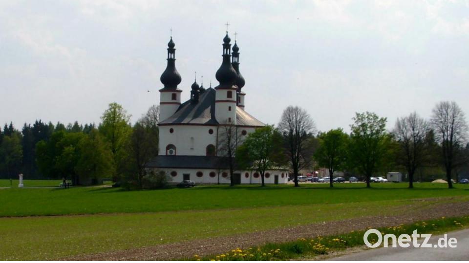 Stolz erheben sich die drei Türme der Wallfahrtskirche zur Heiligen Dreifaltigkeit („Große Kappl“) in den Himmel. Zum dahinter liegenden Wirtshaus sind es keine 100 Meter. Archivbild: cr