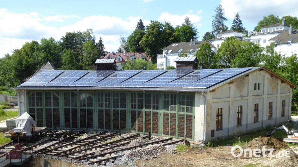 Der Amberger Lokschuppen soll auf Vordermann gebracht werden. Die Arbeiten gehen weiter. Bild: Matthias Gruschwitz