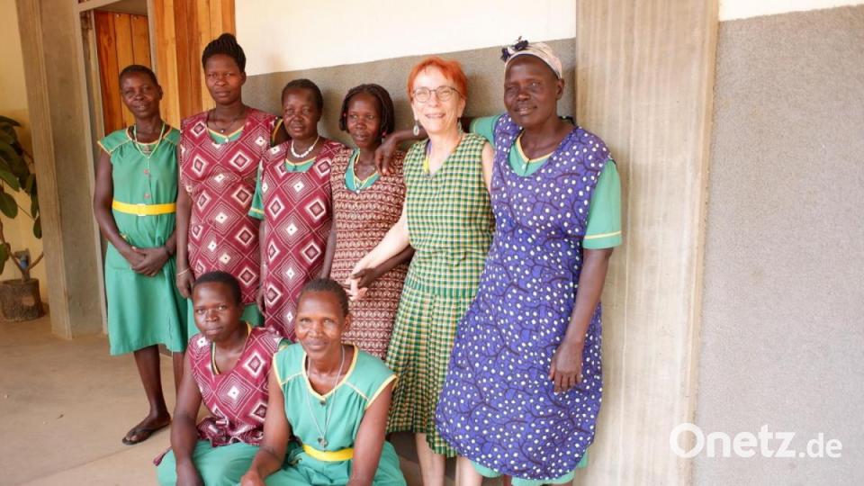 Margareta Köllinger (Zweite von rechts) mit den Frauen vom Warenlager, in dem sie mithalf. Bild: Köllinger