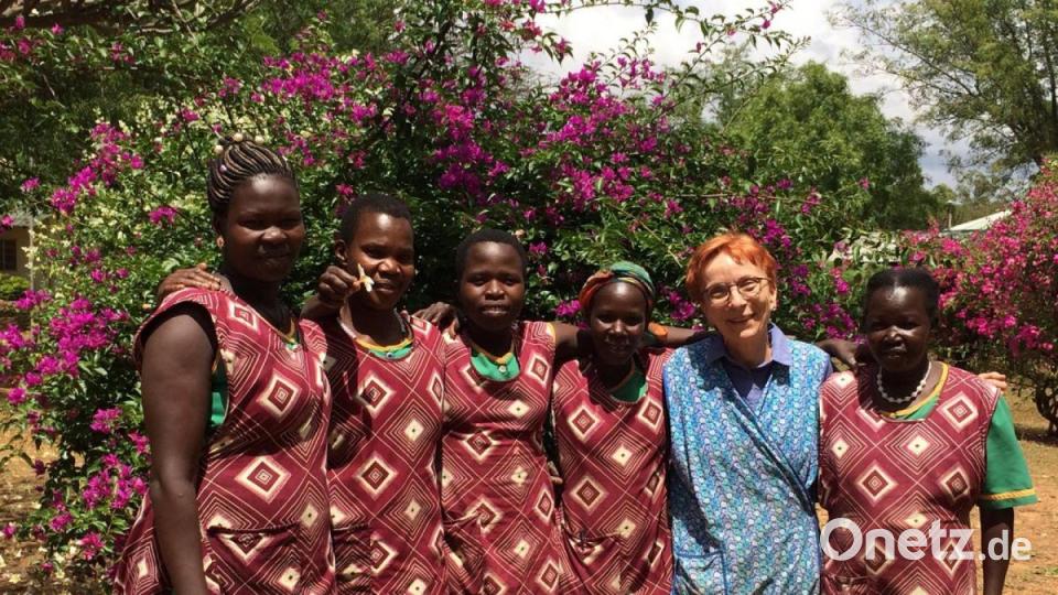 Margareta Köllinger (Zweite von rechts) mit den Frauen vom Warenlager, in dem sie mithalf. Bild: Köllinger