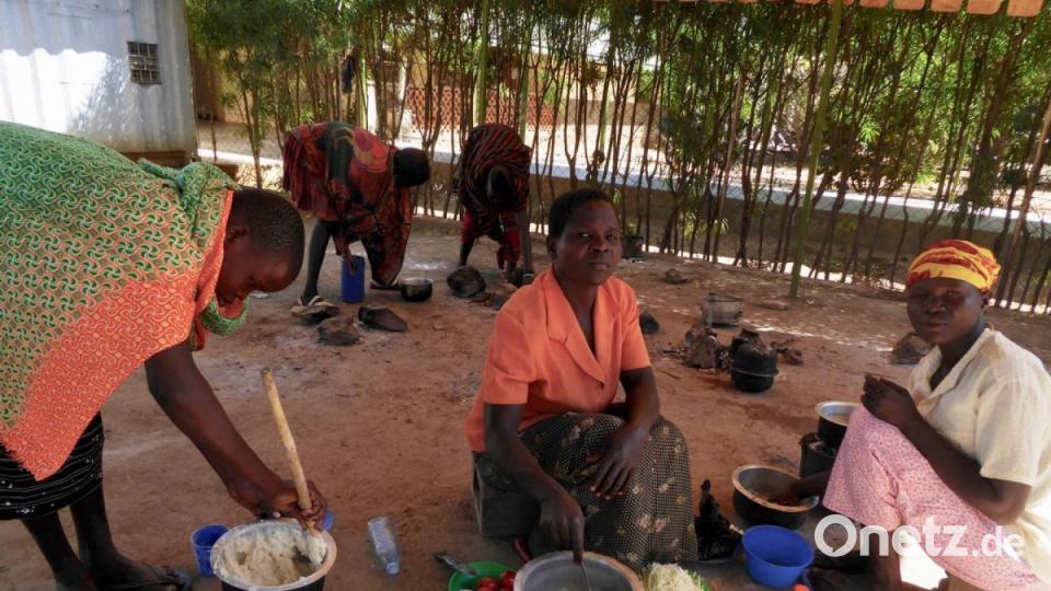 In Uganda sind (wie in vielen anderen Ländern Afrikas) die Angehörigen für die Pflege und die Verpflegung von Krankenhaus-Patienten zuständig. Auch im Innenhof des Matany Hospitals kochen die Angehörigen für die Patienten. Bild: Köllinger