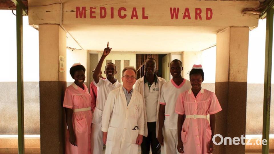Internist Dr. Michael Köllinger mit dem Team der Inneren Station des Matany Hospitals. Bild: Köllinger